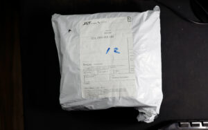 Paquete con las "cosas" para hacer mi teclado-porta-celular